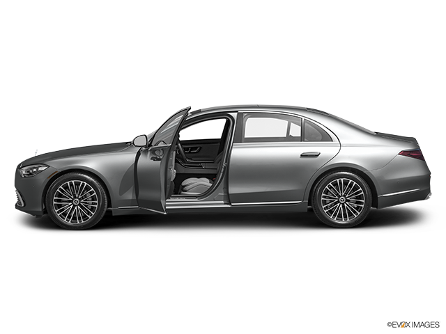 2022 Mercedes-Benz Classe S | Driver's side profile with drivers side door open