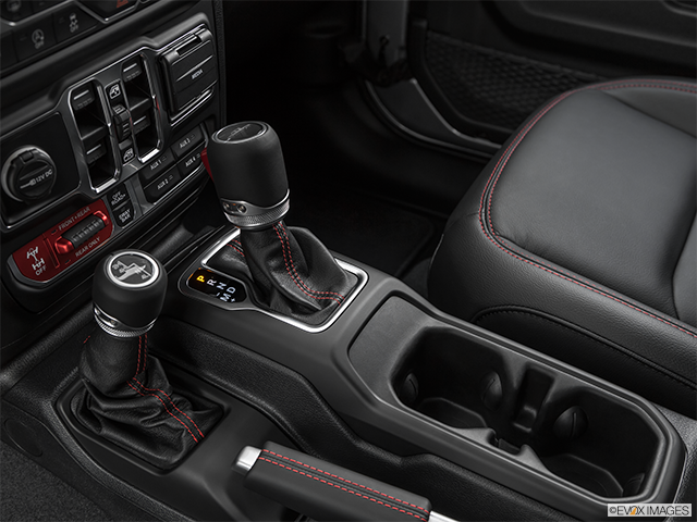 2023 Jeep Gladiator | Gear shifter/center console