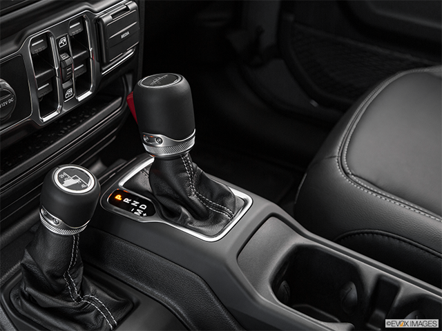 2022 Jeep Gladiator | Gear shifter/center console
