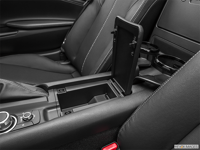 2022 Mazda MX-5 | Front center divider
