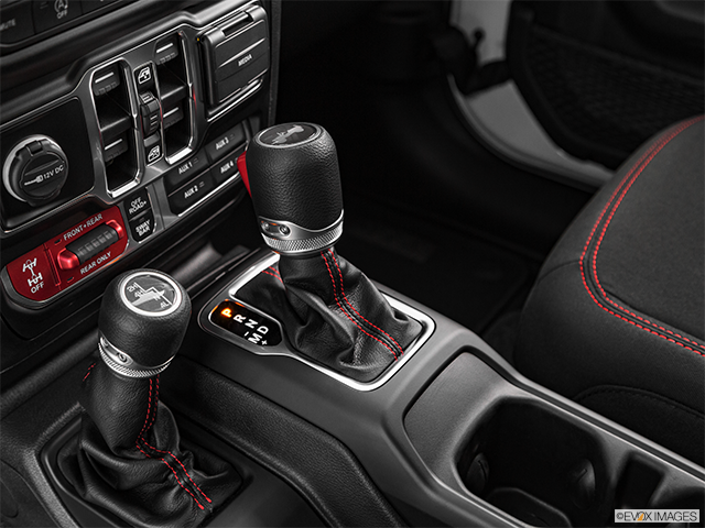 2022 Jeep Wrangler Unlimited | Gear shifter/center console