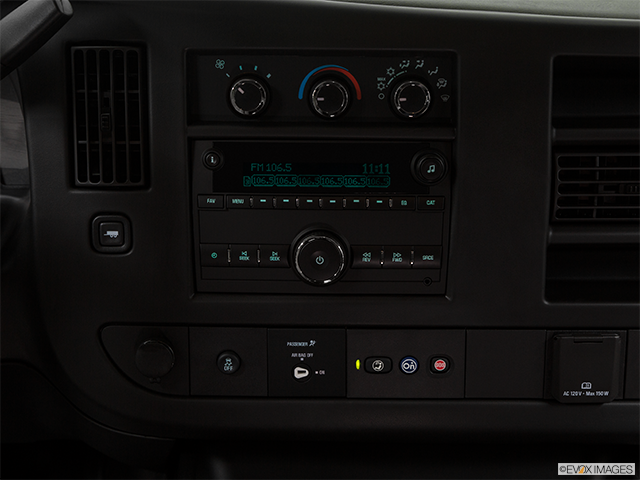 2024 Chevrolet Express Utilitaire | Closeup of radio head unit