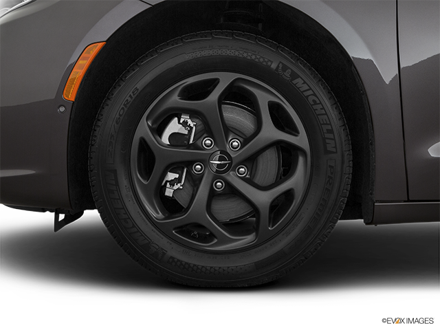 2023 Chrysler Pacifica Hybrid | Front Drivers side wheel at profile