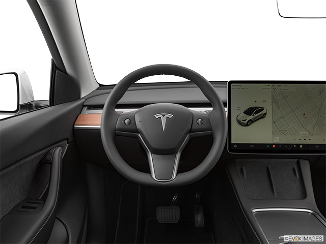 2022 Tesla Model Y | Steering wheel/Center Console
