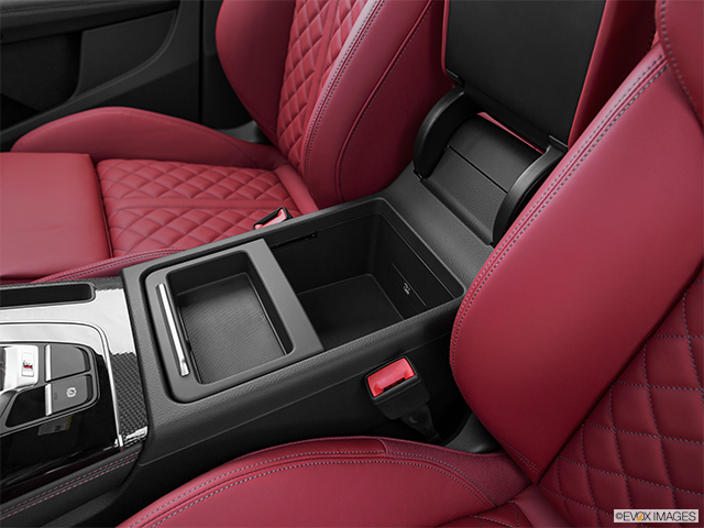 2022 Audi SQ5 Sportback | Front center divider
