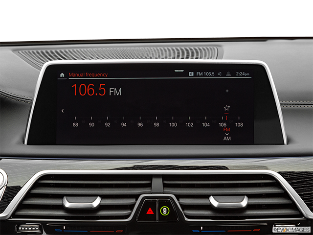 2022 BMW 7 Series | Closeup of radio head unit