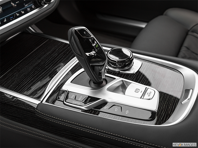 2022 BMW 7 Series | Gear shifter/center console