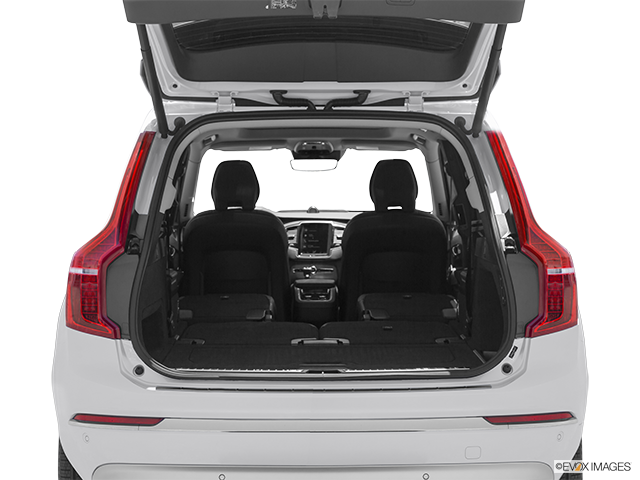 2022 Volvo XC90 | Hatchback & SUV rear angle