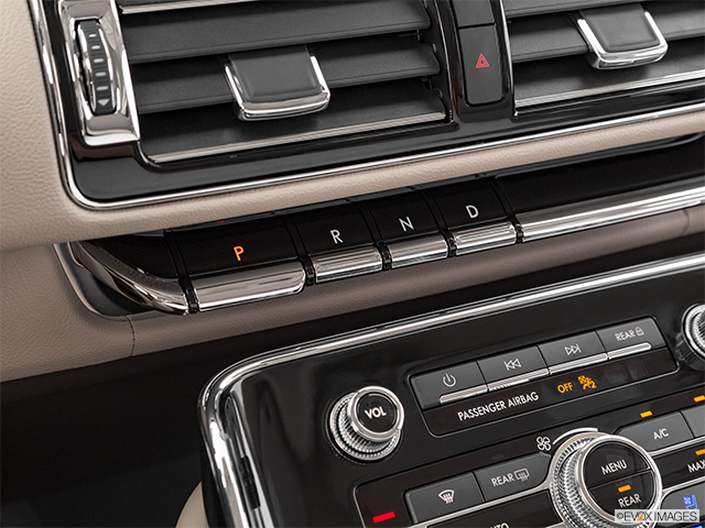 2022 Lincoln Navigator | Gear shifter/center console