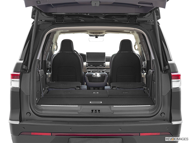 2022 Lincoln Navigator | Hatchback & SUV rear angle
