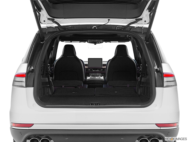 2022 Lincoln Aviator | Hatchback & SUV rear angle