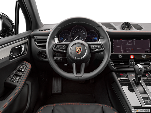 2022 Porsche Macan | Steering wheel/Center Console