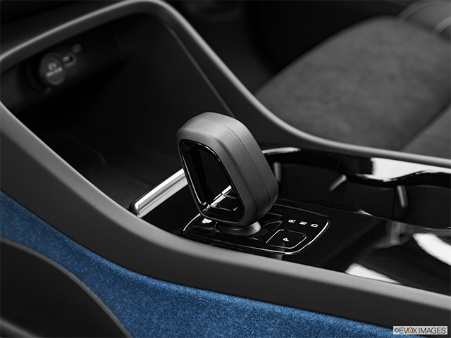 2022 Volvo C40 | Gear shifter/center console