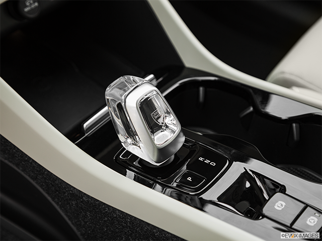 2022 Volvo XC40 | Gear shifter/center console
