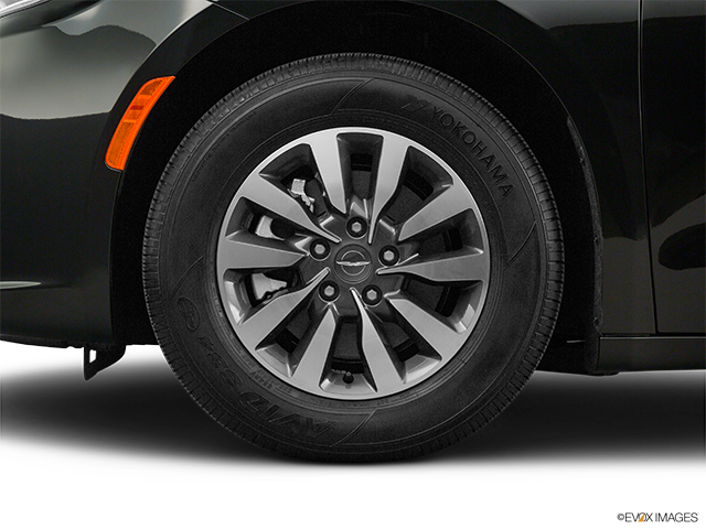 2024 Chrysler Pacifica Hybride | Front Drivers side wheel at profile