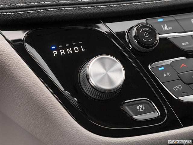 2023 Chrysler Pacifica Hybrid | Gear shifter/center console