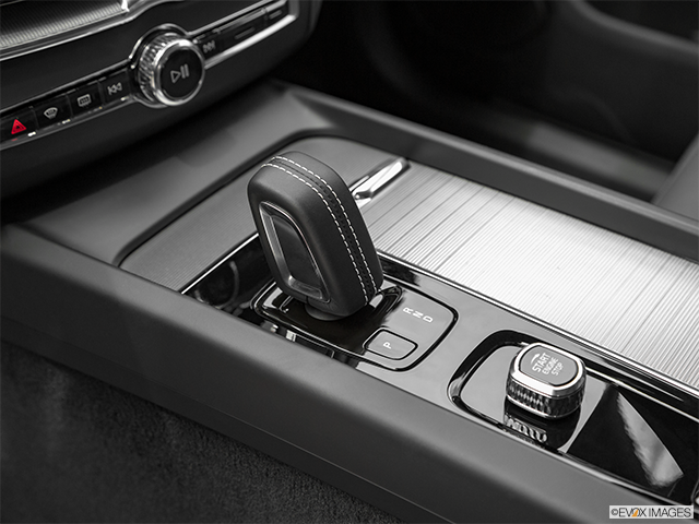 2022 Volvo XC60 | Gear shifter/center console