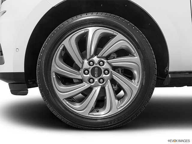 2022 Lincoln Navigator | Front Drivers side wheel at profile