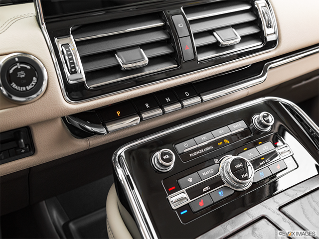 2022 Lincoln Navigator | Gear shifter/center console