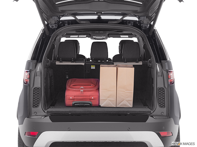 2023 Land Rover Discovery | Trunk props