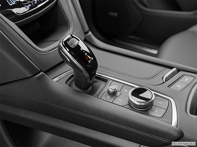 2023 Cadillac XT5 | Gear shifter/center console