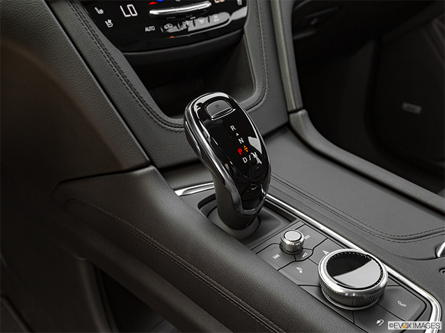 2023 Cadillac XT6 | Gear shifter/center console