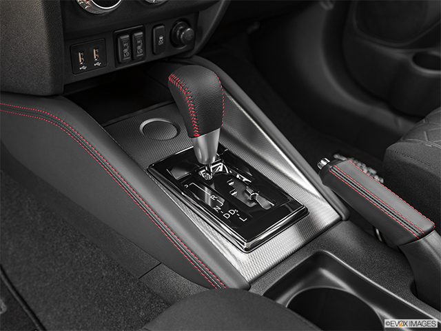 2022 Mitsubishi RVR | Gear shifter/center console