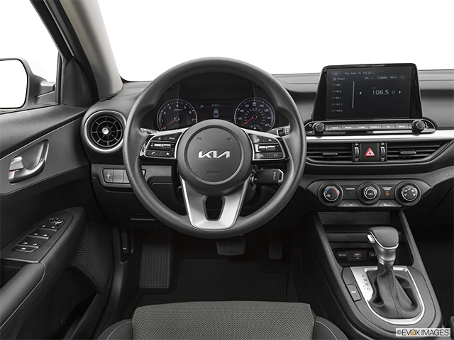 2023 Kia Forte 5-Door | Steering wheel/Center Console