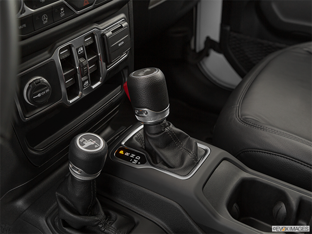 2023 Jeep Wrangler 4-Door | Gear shifter/center console