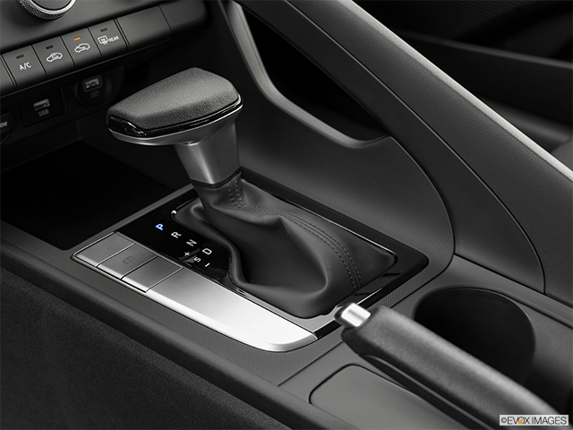 2023 Hyundai Elantra | Gear shifter/center console