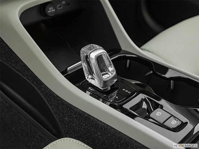 2025 Volvo XC40 | Gear shifter/center console
