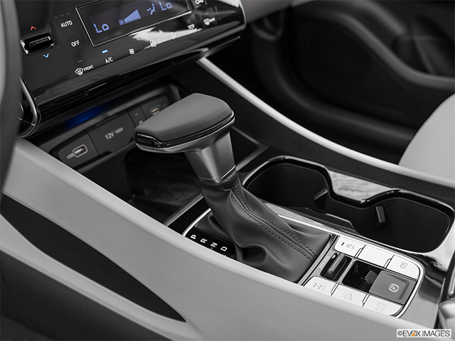 2023 Hyundai Tucson | Gear shifter/center console