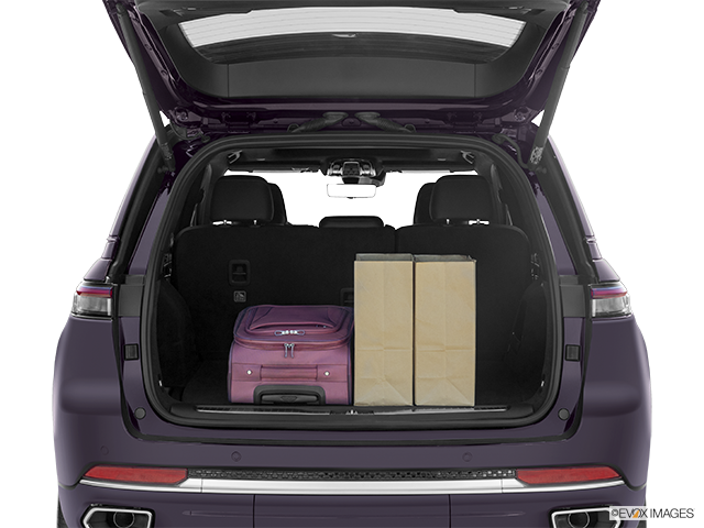 2023 Jeep Grand Cherokee | Trunk props