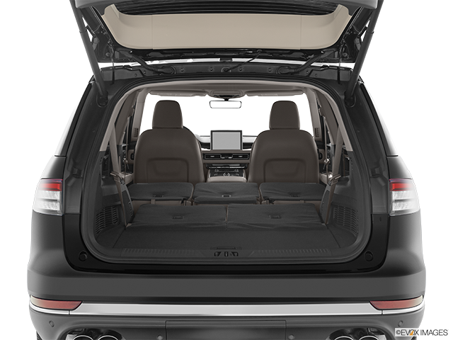 2024 Lincoln Aviator | Hatchback & SUV rear angle