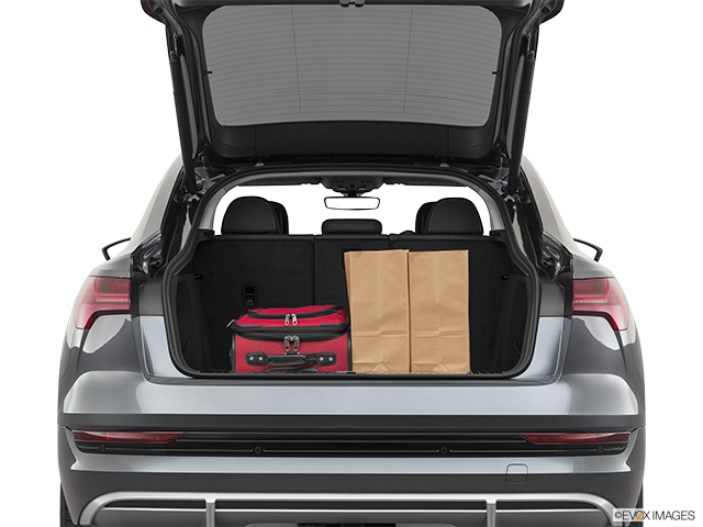 2023 Audi e-tron Sportback | Trunk props