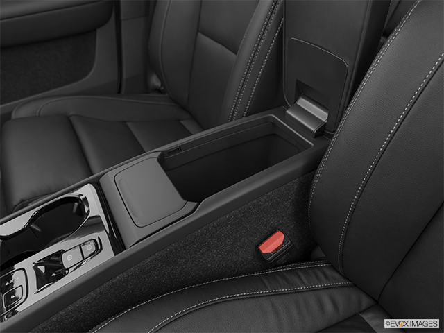 2024 Volvo XC40 | Front center divider
