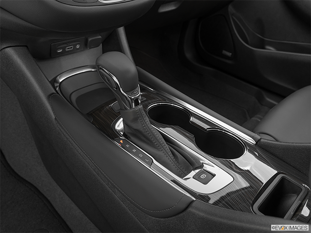 2022 Chevrolet Malibu | Gear shifter/center console