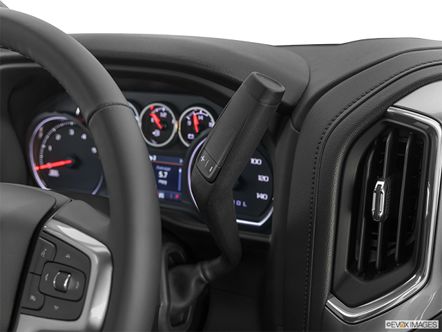 2022 Chevrolet Silverado 2500HD | Gear shifter/center console