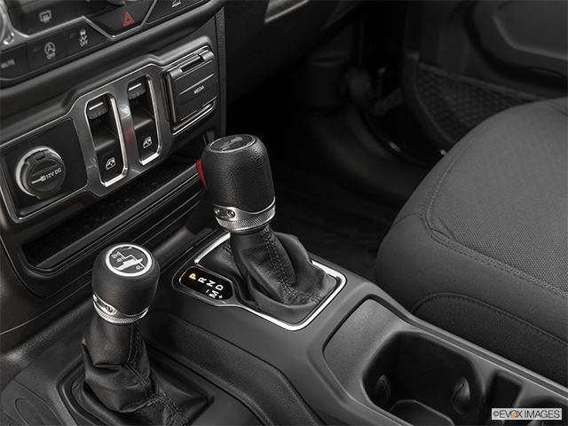 2022 Jeep Wrangler | Gear shifter/center console