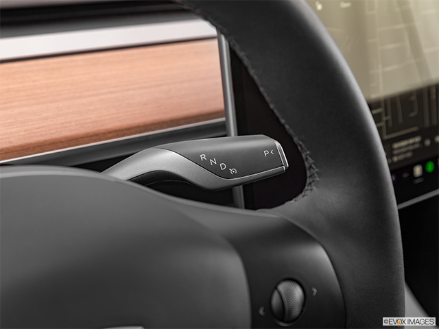 2022 Tesla Model Y | Gear shifter/center console