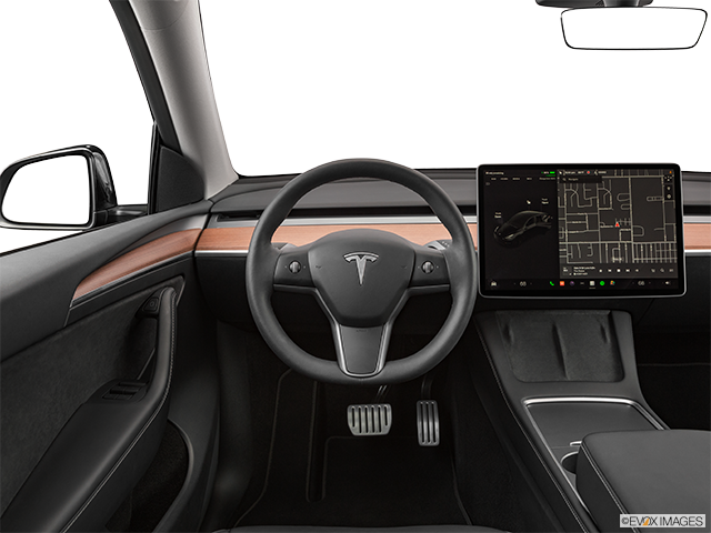 2022 Tesla Model Y | Steering wheel/Center Console