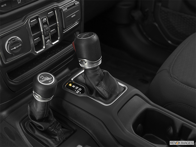 2022 Jeep Gladiator | Gear shifter/center console