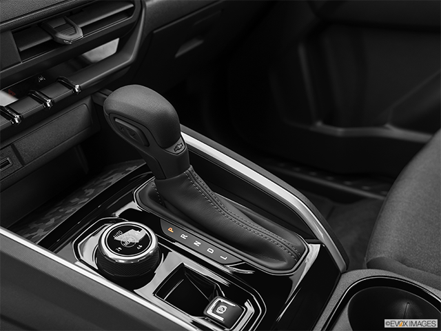2024 Chevrolet Colorado | Gear shifter/center console