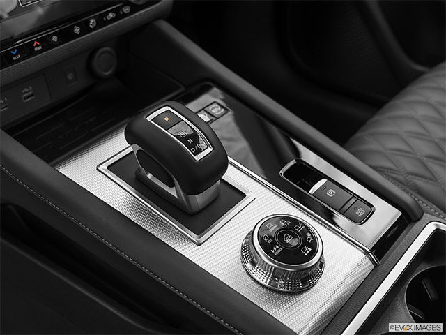 2024 Mitsubishi Outlander PHEV | Gear shifter/center console