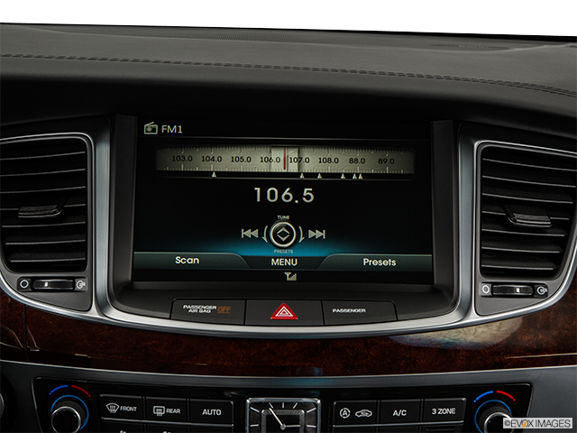 2015 Hyundai Equus | Closeup of radio head unit