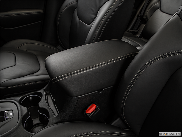 2015 Jeep Cherokee | Front center console with closed lid, from driver’s side looking down
