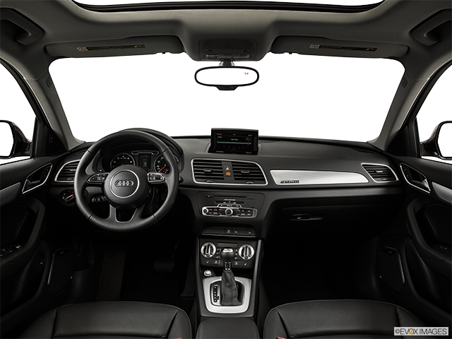 2015 Audi Q3 | Centered wide dash shot