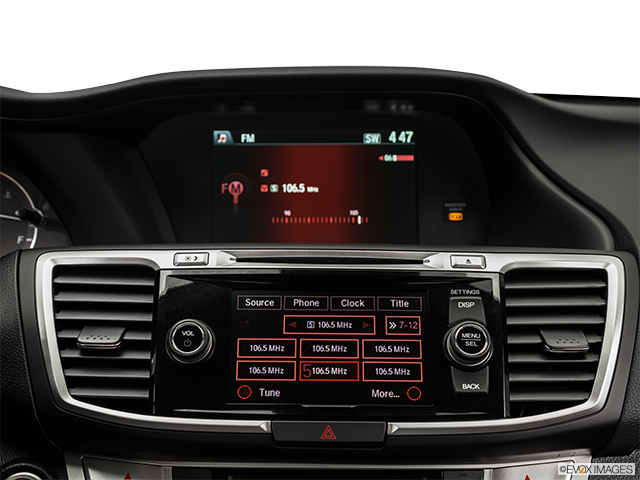 2015 Honda Coupé Accord | Closeup of radio head unit