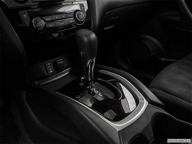 2015 Nissan Rogue | Gear shifter/center console