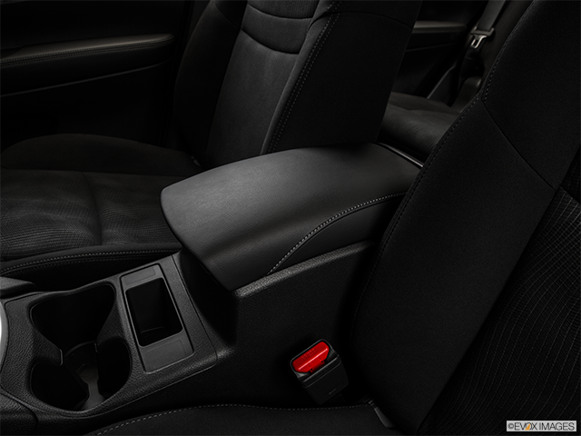 2015 Nissan Rogue | Front center console with closed lid, from driver’s side looking down